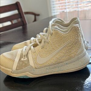 Nike Kyrie 3 textured Beige basketball High-Tops
